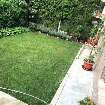 *gorgeous 2 Bd House Floor* Beautiful Garden*