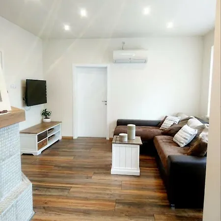 Апартаменты *gorgeous 2 Bd House Floor* Beautiful Garden*