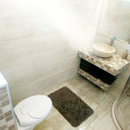 *gorgeous 2 Bd House Floor* Beautiful Garden*