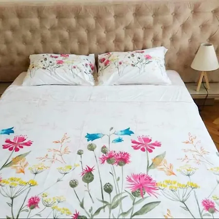 *gorgeous 2 Bd House Floor* Beautiful Garden* * Варна