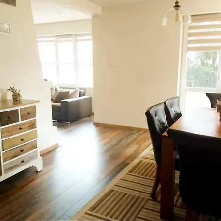 *gorgeous 2 Bd House Floor* Beautiful Garden* Апартаменты
