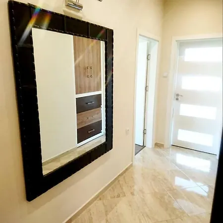 *gorgeous 2 Bd House Floor* Beautiful Garden* Apartamento Varna